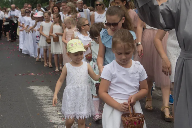 Procesje Bożego Ciała przeszły ulicami miasta (zdjęcia, wideo)