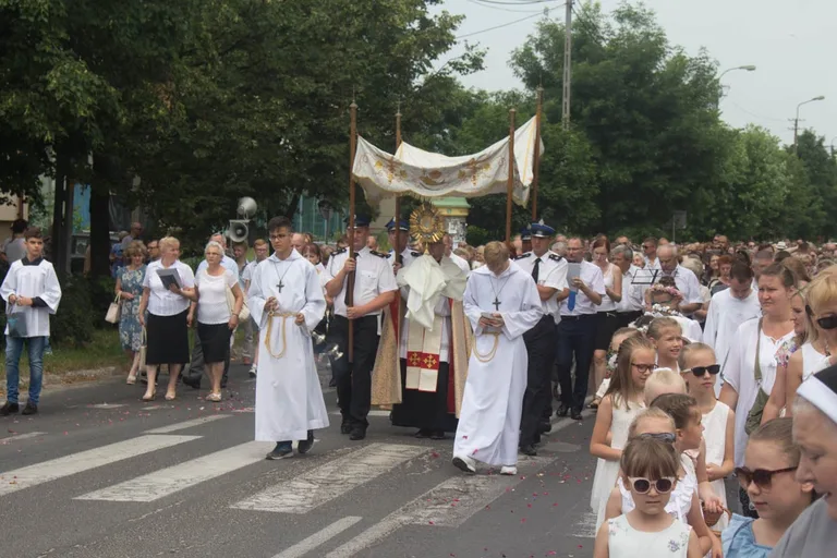 Procesje Bożego Ciała przeszły ulicami miasta (zdjęcia, wideo)