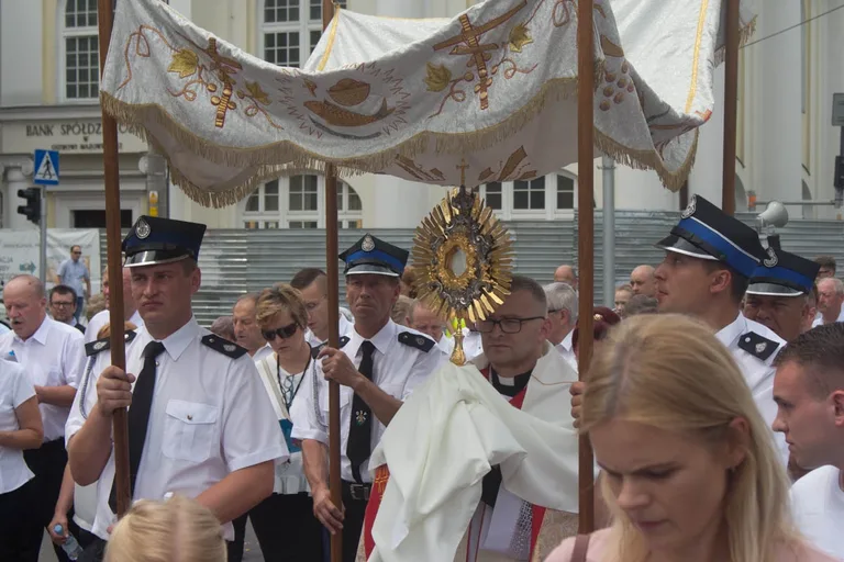 Procesje Bożego Ciała przeszły ulicami miasta (zdjęcia, wideo)
