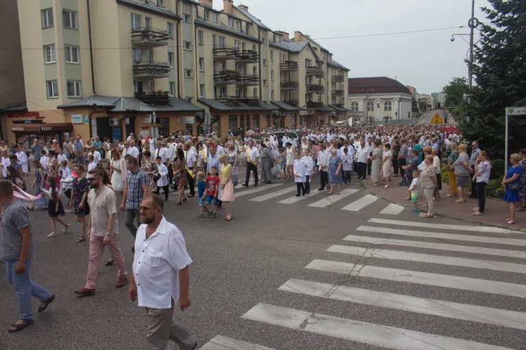 Procesje Bożego Ciała przeszły ulicami miasta (zdjęcia, wideo)
