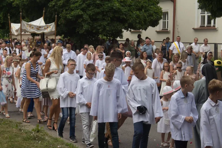 Procesje Bożego Ciała przeszły ulicami miasta (zdjęcia, wideo)