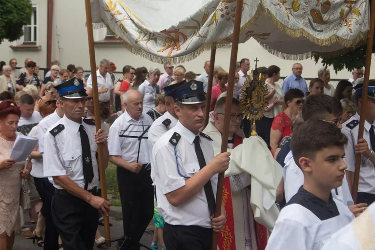Procesje Bożego Ciała przeszły ulicami miasta (zdjęcia, wideo)