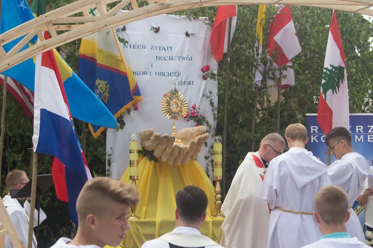 Procesje Bożego Ciała przeszły ulicami miasta (zdjęcia, wideo)