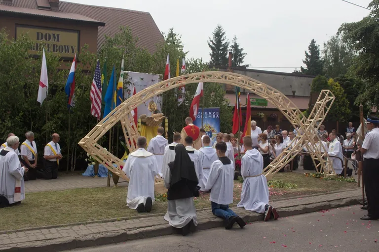 Procesje Bożego Ciała przeszły ulicami miasta (zdjęcia, wideo)