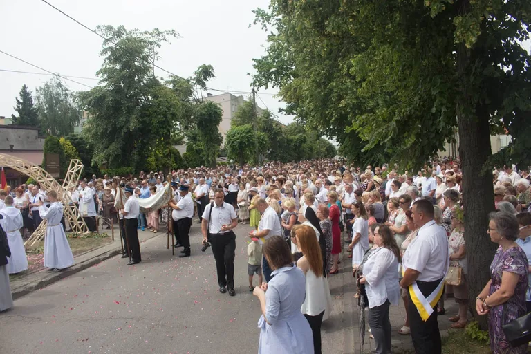 Procesje Bożego Ciała przeszły ulicami miasta (zdjęcia, wideo)