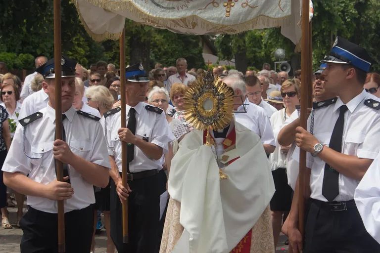 Procesje Bożego Ciała przeszły ulicami miasta (zdjęcia, wideo)