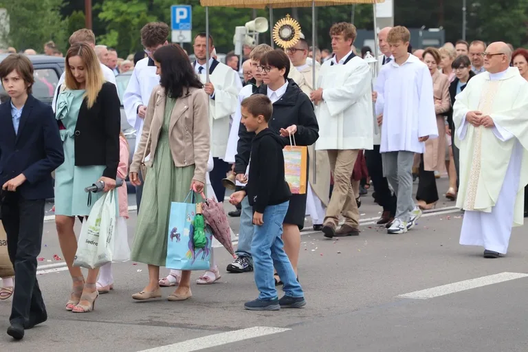 Procesja Bożego Ciała w parafii pw. Opatrzności Bożej (zdjęcia)