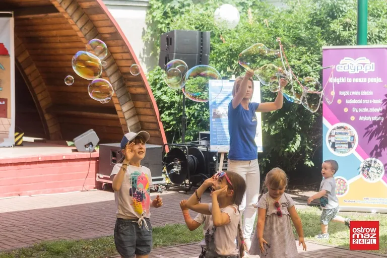 Piknik z książką: letni ogród biblioteki tętnił życiem (zdjęcia, wideo)