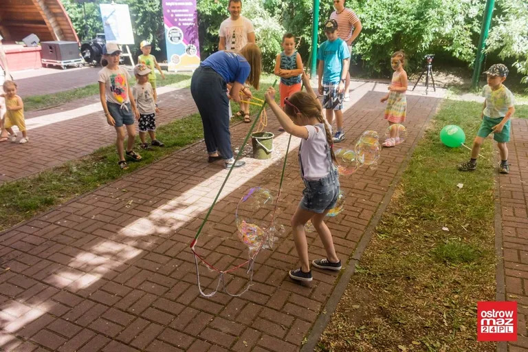 Piknik z książką: letni ogród biblioteki tętnił życiem (zdjęcia, wideo)