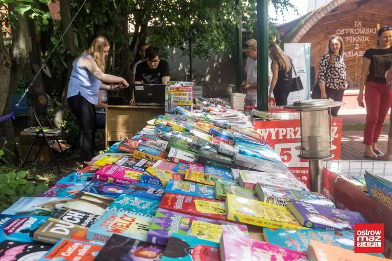 Piknik z książką: letni ogród biblioteki tętnił życiem (zdjęcia, wideo)