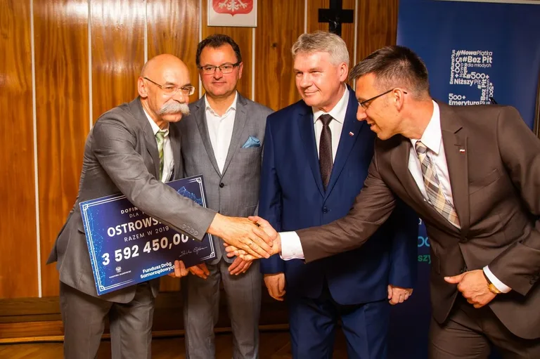 Miliony na drogi w powiecie ostrowskim (zdjęcia)