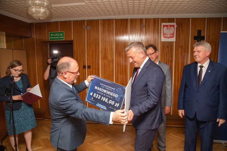 Miliony na drogi w powiecie ostrowskim (zdjęcia)