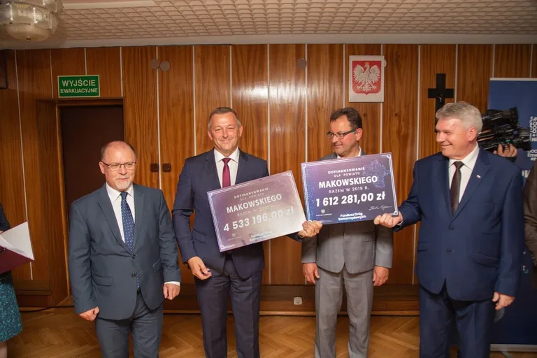 Miliony na drogi w powiecie ostrowskim (zdjęcia)