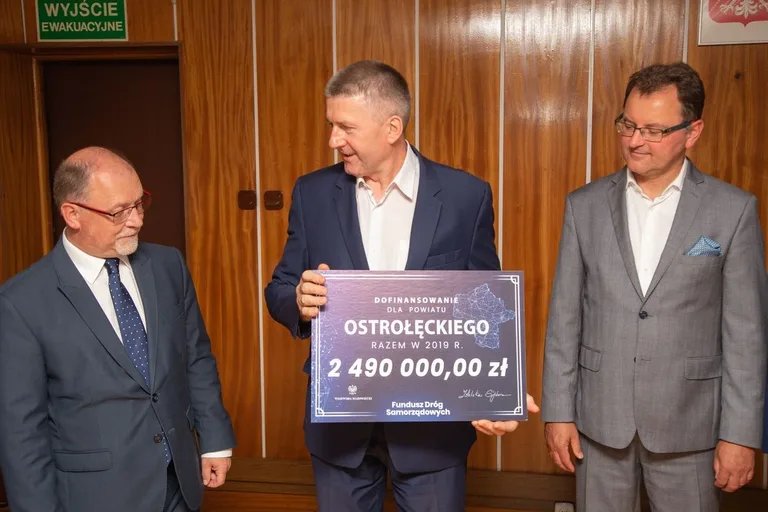 Miliony na drogi w powiecie ostrowskim (zdjęcia)