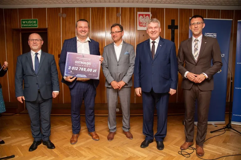 Miliony na drogi w powiecie ostrowskim (zdjęcia)