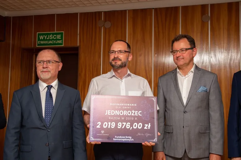 Miliony na drogi w powiecie ostrowskim (zdjęcia)