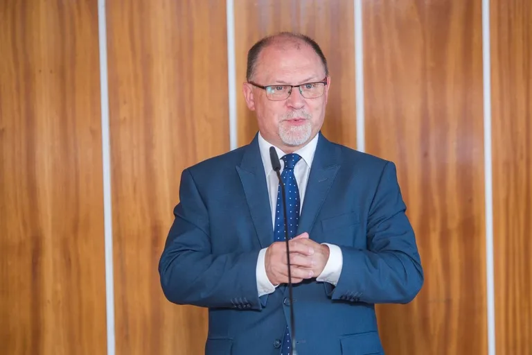 Miliony na drogi w powiecie ostrowskim (zdjęcia)