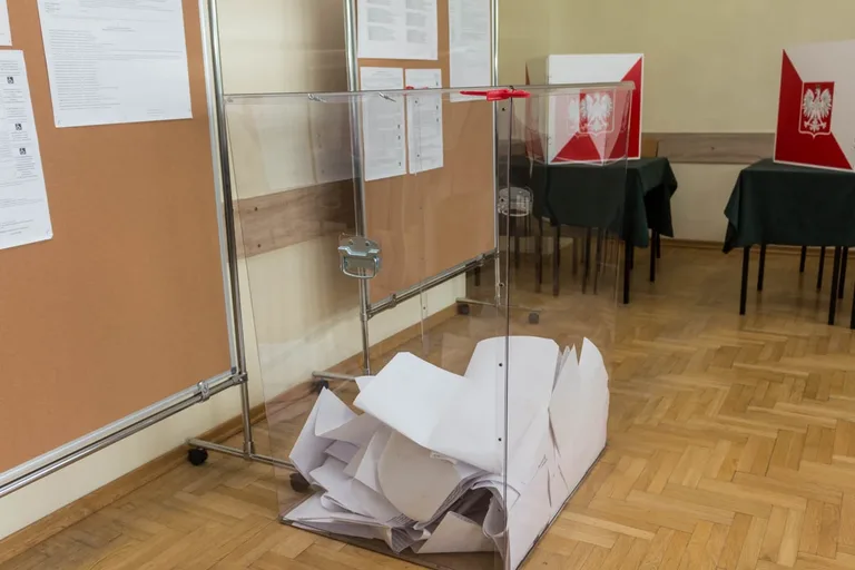 Trwają wybory. Mieszkańcy Ostrowi głosują, zagłosuj i ty (zdjęcia)