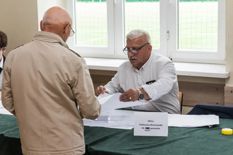 Trwają wybory. Mieszkańcy Ostrowi głosują, zagłosuj i ty (zdjęcia)