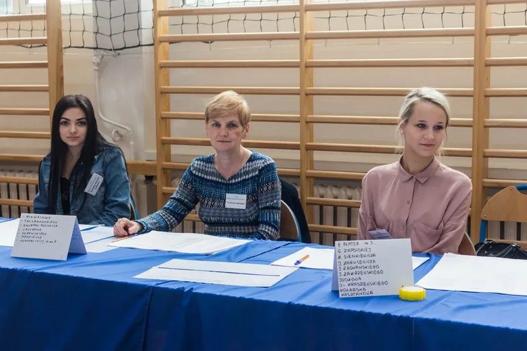 Trwają wybory. Mieszkańcy Ostrowi głosują, zagłosuj i ty (zdjęcia)