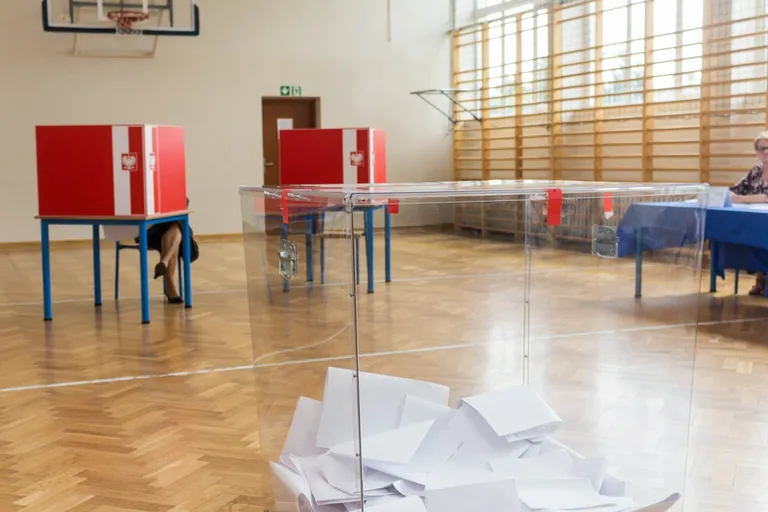 Trwają wybory. Mieszkańcy Ostrowi głosują, zagłosuj i ty (zdjęcia)