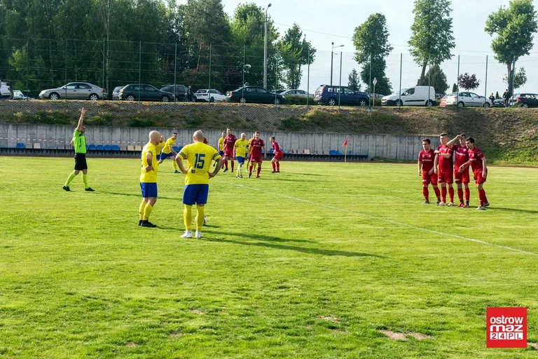 Piłkarski hit w Wąsewie dla Narwi (zdjęcia, wideo)