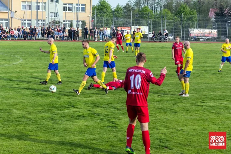 Piłkarski hit w Wąsewie dla Narwi (zdjęcia, wideo)