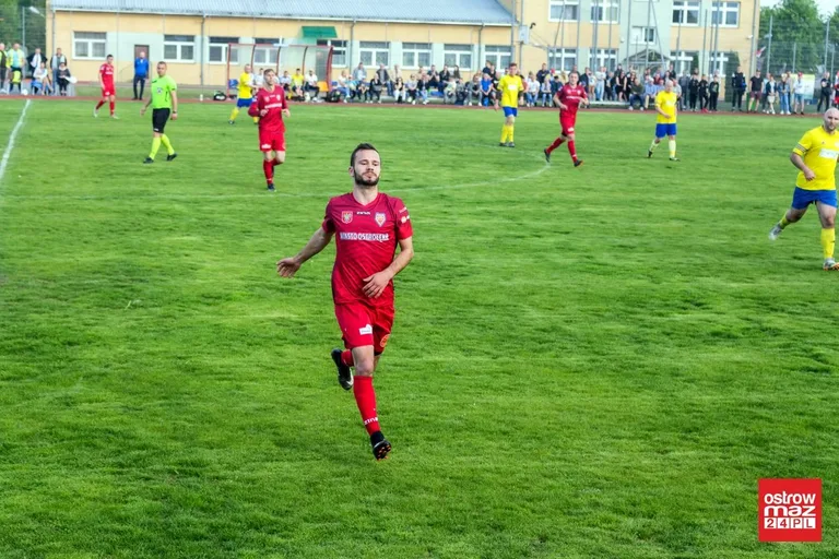 Piłkarski hit w Wąsewie dla Narwi (zdjęcia, wideo)