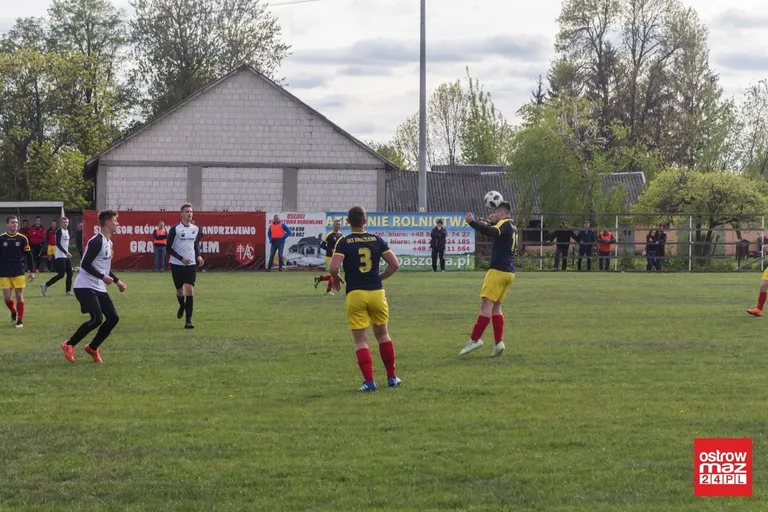 Osiem bramek w Andrzejewie. GKS wygrywa i liczy się w walce o awans (zdjęcia, wideo)