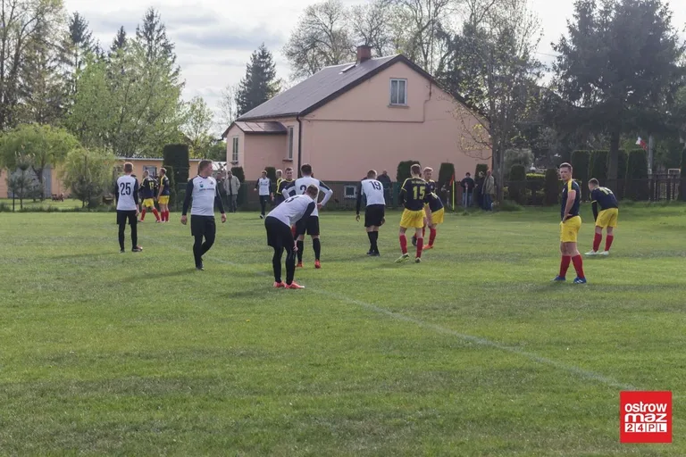 Osiem bramek w Andrzejewie. GKS wygrywa i liczy się w walce o awans (zdjęcia, wideo)