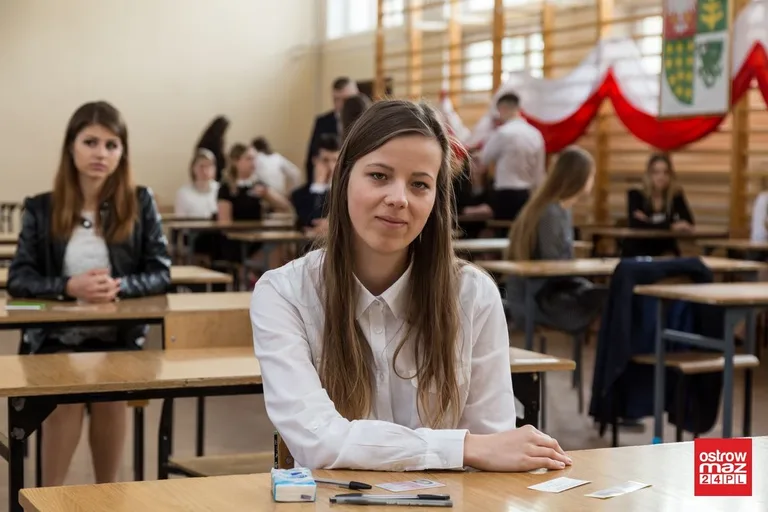 Ekonomik: abiturienci mierzą się z językiem polskim (zdjęcia)