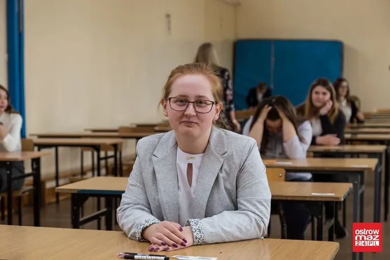Ekonomik: abiturienci mierzą się z językiem polskim (zdjęcia)
