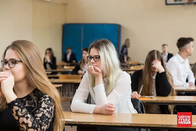 Ekonomik: abiturienci mierzą się z językiem polskim (zdjęcia)