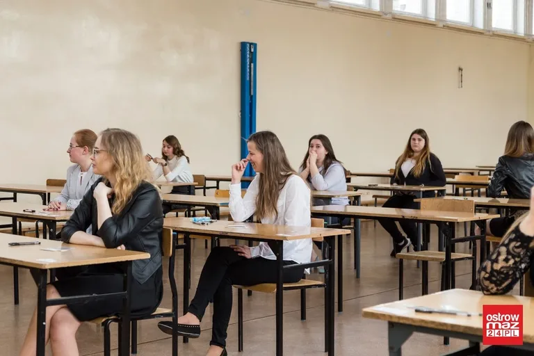 Ekonomik: abiturienci mierzą się z językiem polskim (zdjęcia)