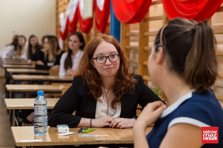 Ekonomik: abiturienci mierzą się z językiem polskim (zdjęcia)