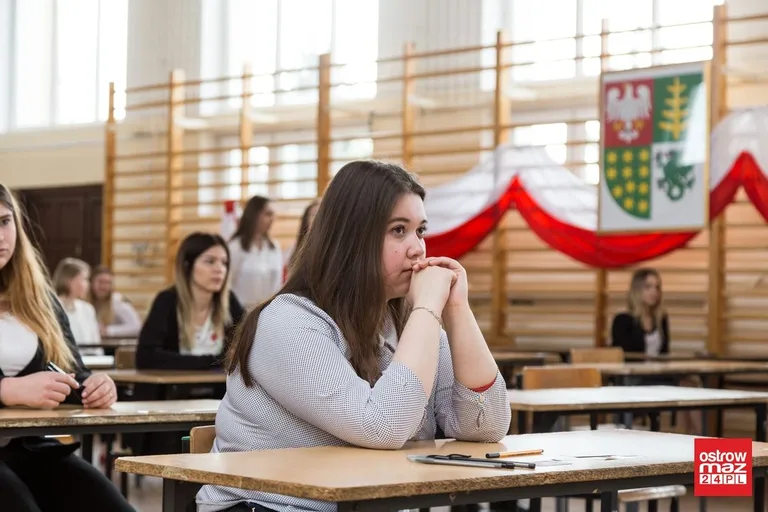 Ekonomik: abiturienci mierzą się z językiem polskim (zdjęcia)