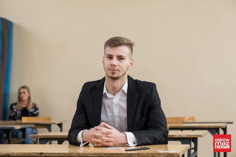 Ekonomik: abiturienci mierzą się z językiem polskim (zdjęcia)