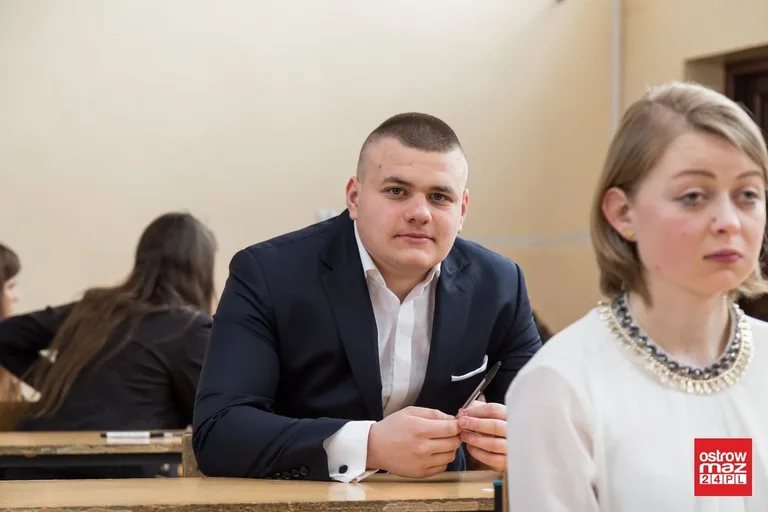 Ekonomik: abiturienci mierzą się z językiem polskim (zdjęcia)