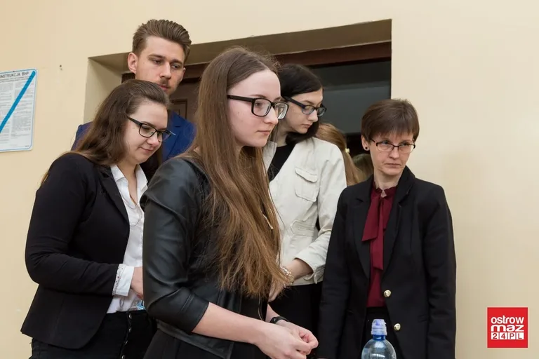 Ekonomik: abiturienci mierzą się z językiem polskim (zdjęcia)