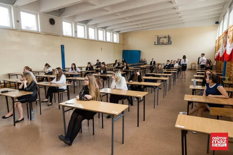 Ekonomik: abiturienci mierzą się z językiem polskim (zdjęcia)