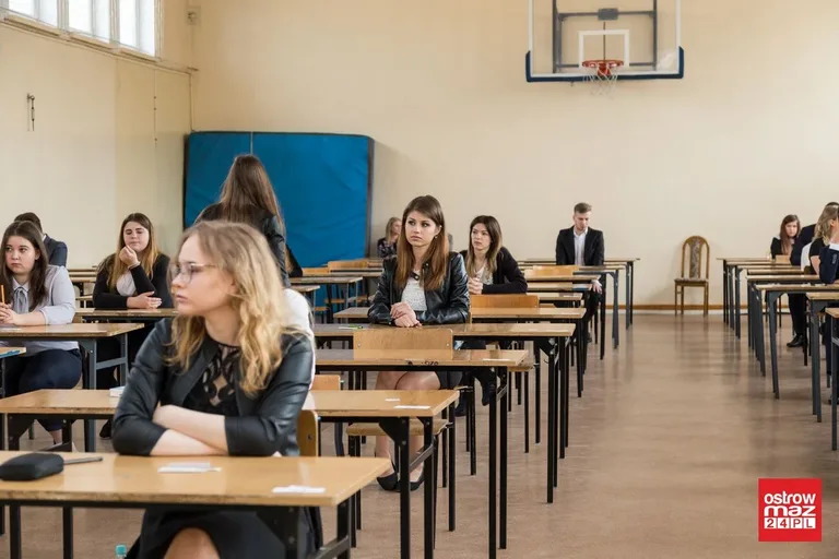 Ekonomik: abiturienci mierzą się z językiem polskim (zdjęcia)