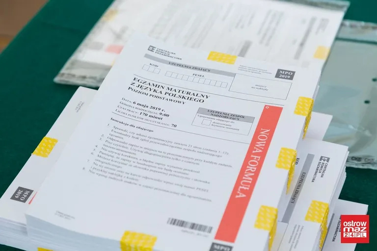 Ekonomik: abiturienci mierzą się z językiem polskim (zdjęcia)
