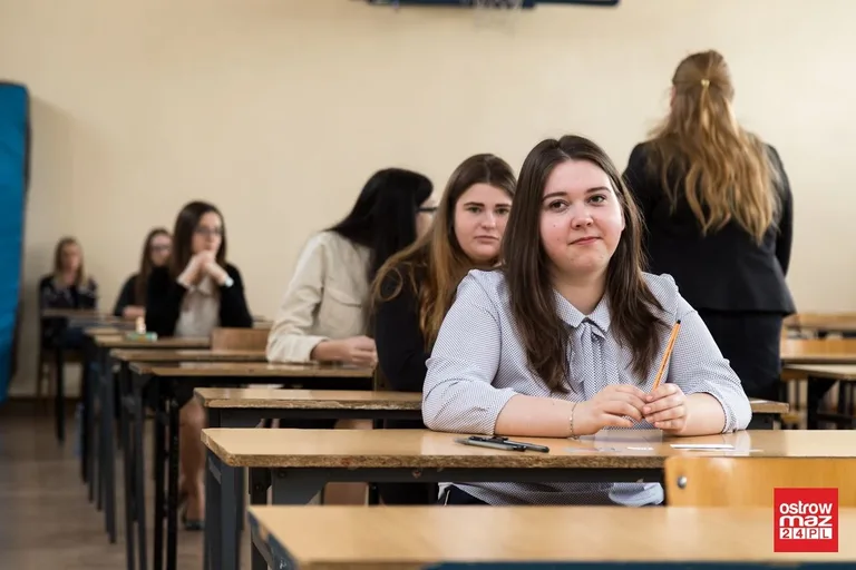 Ekonomik: abiturienci mierzą się z językiem polskim (zdjęcia)