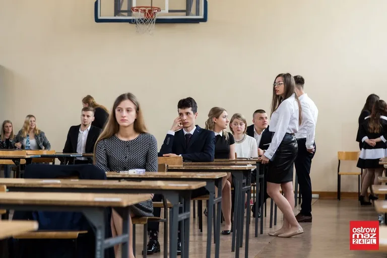 Ekonomik: abiturienci mierzą się z językiem polskim (zdjęcia)