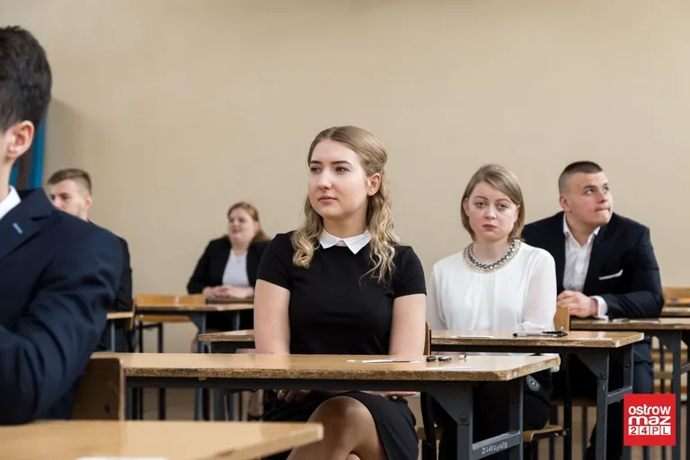 Ekonomik: abiturienci mierzą się z językiem polskim (zdjęcia)
