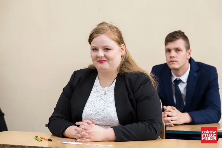 Ekonomik: abiturienci mierzą się z językiem polskim (zdjęcia)