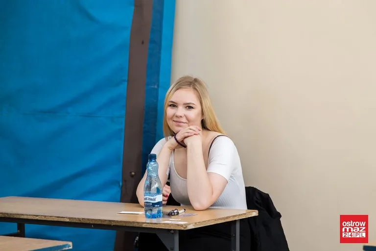 Ekonomik: abiturienci mierzą się z językiem polskim (zdjęcia)