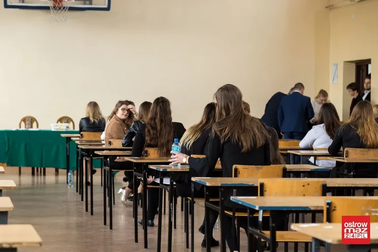Ekonomik: abiturienci mierzą się z językiem polskim (zdjęcia)