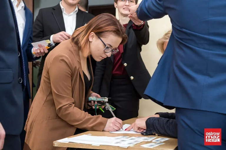 Ekonomik: abiturienci mierzą się z językiem polskim (zdjęcia)