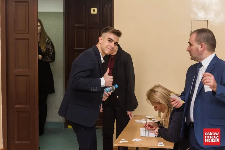 Ekonomik: abiturienci mierzą się z językiem polskim (zdjęcia)